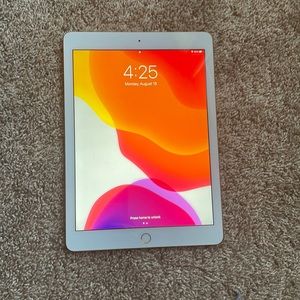 Apple iPad gen 6 no cracks no problems with it